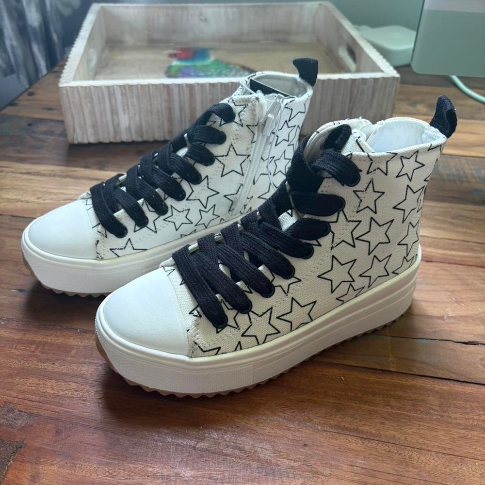 TARGET ART CLASS HIGH TOP SHOES WITH STARS SIZE 13 NWT